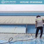 Bước vệ sinh mái tôn sạch sẽ giúp lớp sơn mới bám dính cực kỳ chắc.