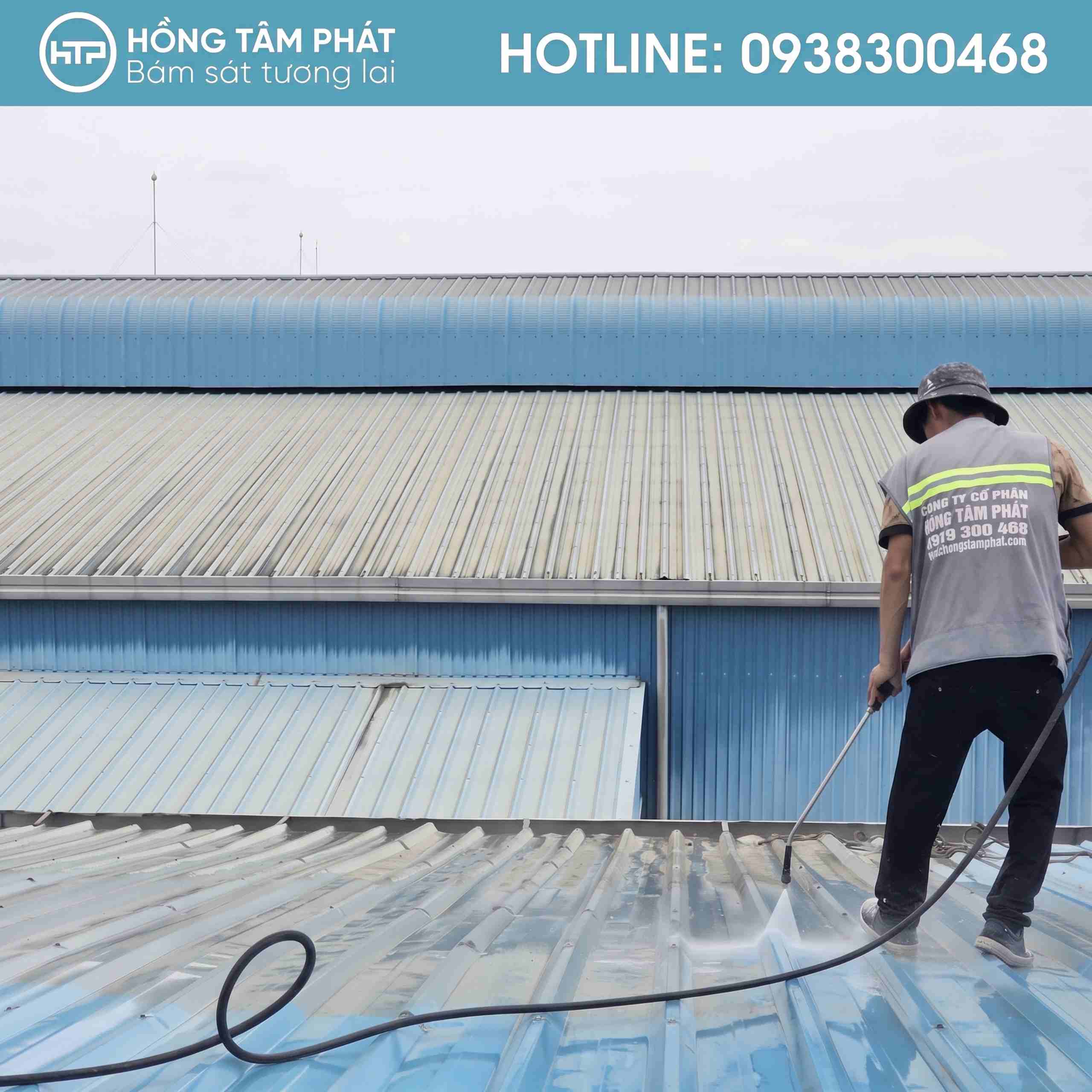 Bước vệ sinh mái tôn sạch sẽ giúp lớp sơn mới bám dính cực kỳ chắc.