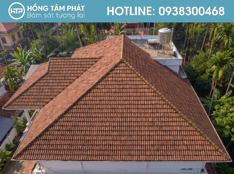 Quy trình bảo trì mái ngói cần kiểm tra kỹ các viên ngói nứt vỡ.