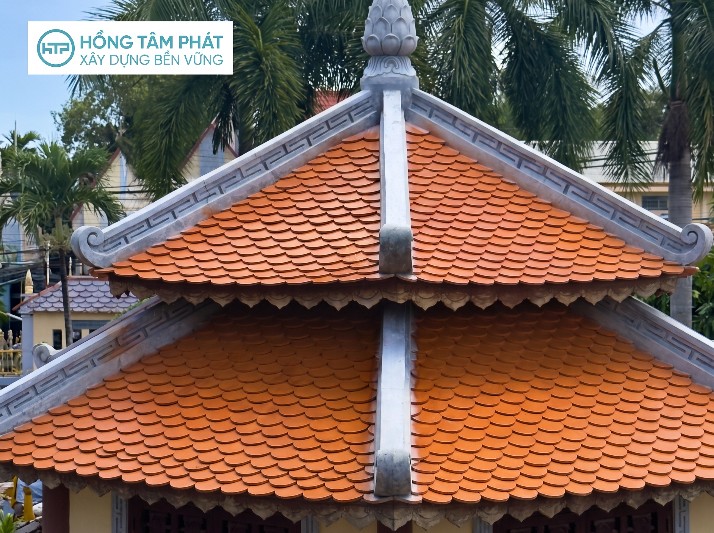 Đội thợ chuyên nghiệp đang phủ vật liệu sơn cho mái ngói cũ bị phai màu.
