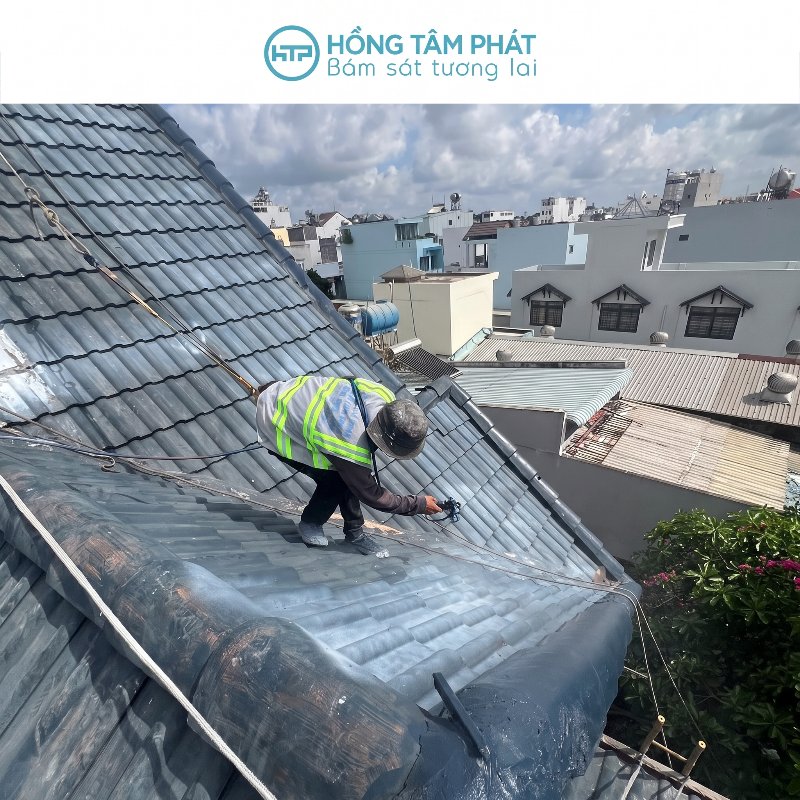 Bảo dưỡng mái ngói cẩn thận giúp ngăn chặn tình trạng ngấm dột nước.