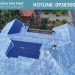 Tiến hành sơn màu lớp 1 giúp phủ đều tone màu cơ bản lên bề mặt ngói.