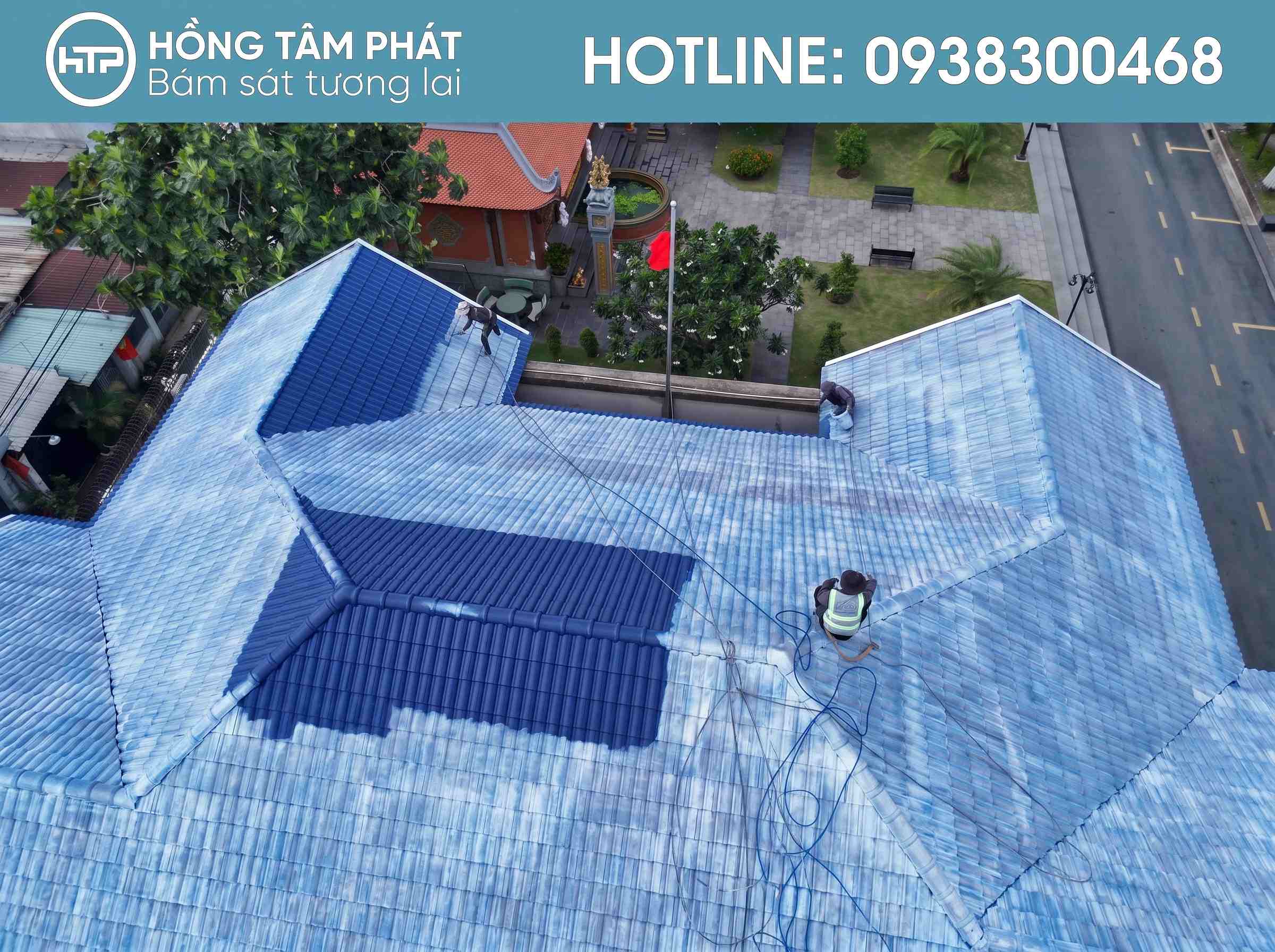 Tiến hành sơn màu lớp 1 giúp phủ đều tone màu cơ bản lên bề mặt ngói.