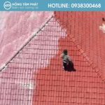 Bước tiếp theo là phun sơn lót mái ngói nhằm bảo vệ bề mặt gạch ngói.