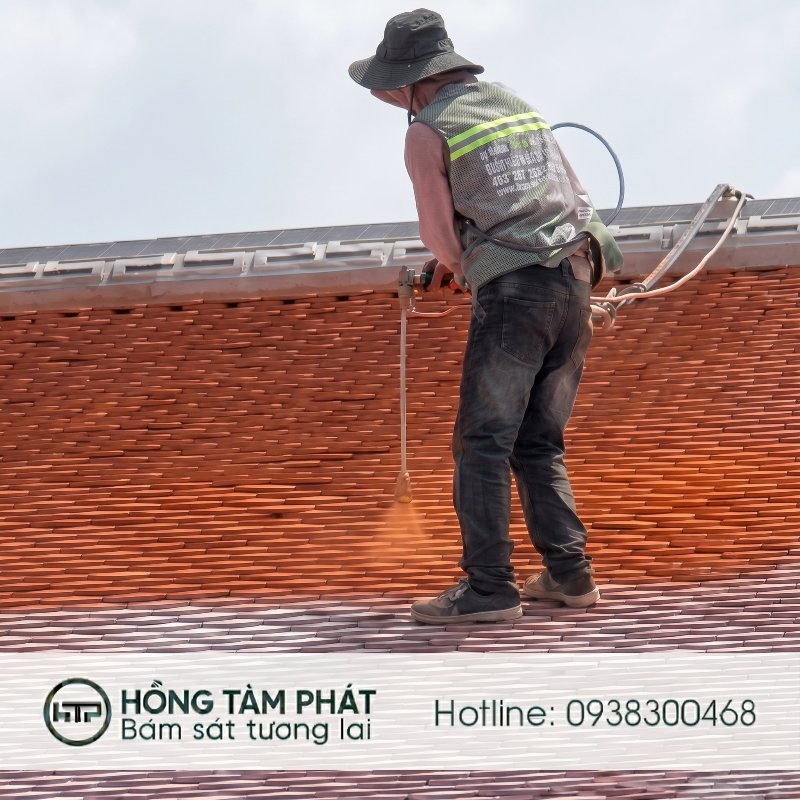 Cận cảnh phun sơn khi Thi Công Sơn Mái Ngói Tại Tây Ninh cho mái ngói màu đỏ