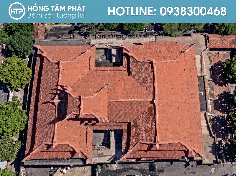 Từ hình chụp vệ tinh cũ, công ty mái ngói hiện lên với kho bãi rộng lớn.