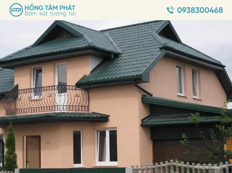 Ngôi nhà phố nâng tầm giá trị nhờ sở hữu một hệ mái ngói đẹp và chắc chắn.