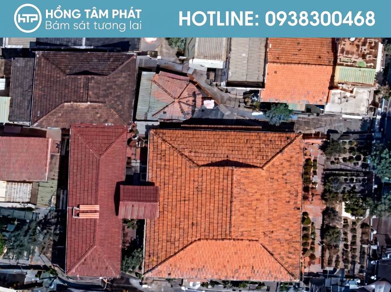 Đơn vị thi công luôn cam kết thực hiện đúng tiêu chuẩn mái ngói.