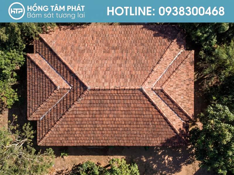Mái nhà bị xuống cấp, hãy vệ sinh và sơn mái ngói cổ ngay nhé.