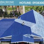 Lớp sơn màu lớp 1 được phun đều tay trên mái ngói biệt thự quận 12.
