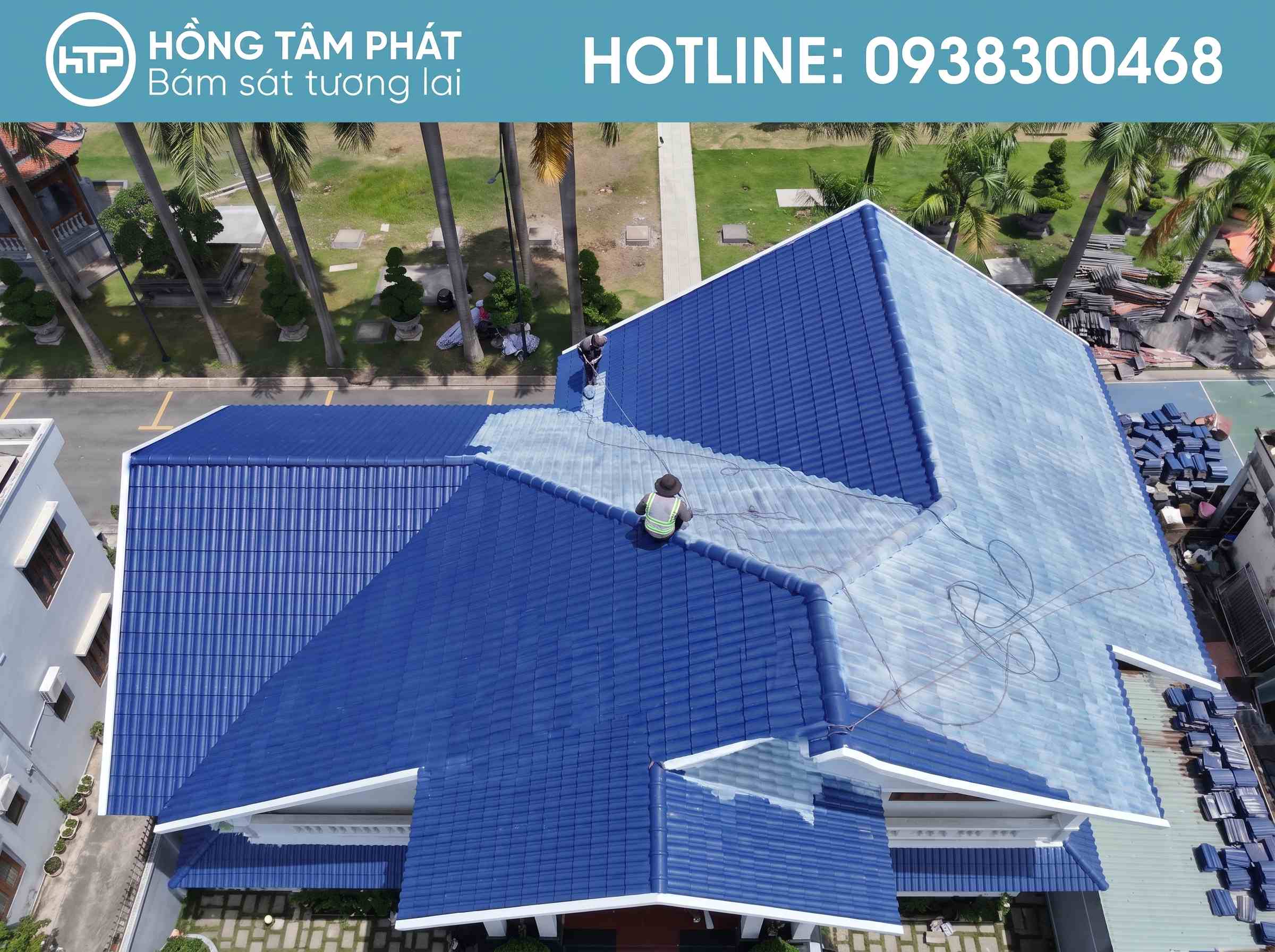 Lớp sơn màu lớp 1 được phun đều tay trên mái ngói biệt thự quận 12.