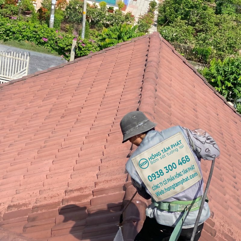 Khắc phục triệt để tình trạng phai màu khi Thi Công Sơn Mái Ngói Tại Long An. 