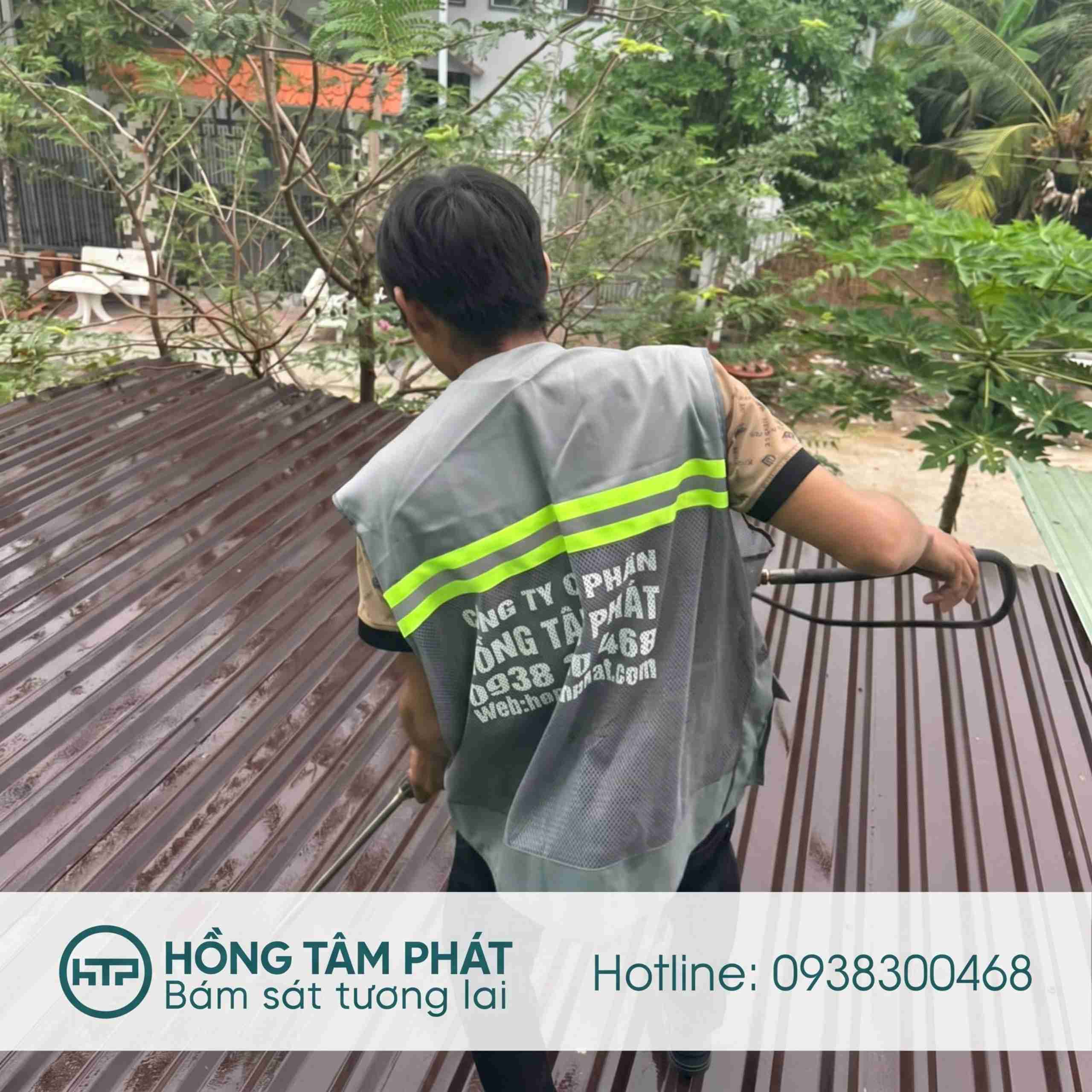 Bước vệ sinh mái tôn cẩn thận giúp tăng độ bám dính cho lớp sơn.