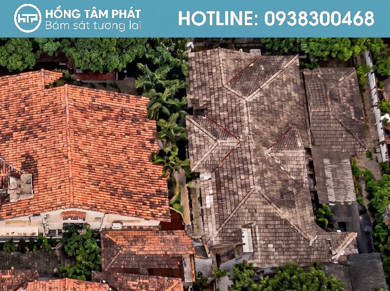 Mái nhà xưởng của công ty mái ngói nổi bật trên ảnh vệ tinh màu đã cũ.
