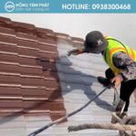 Công đoạn sơn màu lớp cuối hoàn thiện giúp mái ngói lên màu chuẩn đẹp.