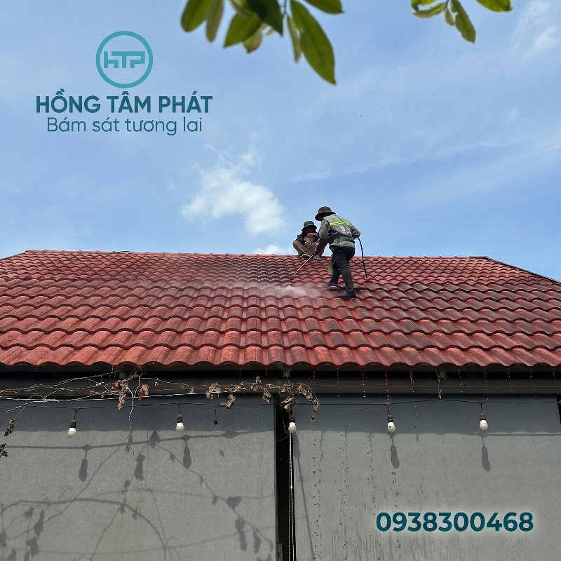 Đảm bảo an toàn lao động tối đa khi Thi Công Sơn Mái Ngói Tại Long An hệ mái lớn. 