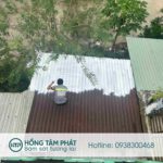 Thợ tiến hành thi công sơn chống nóng 2 lớp lên bề mặt mái tôn.