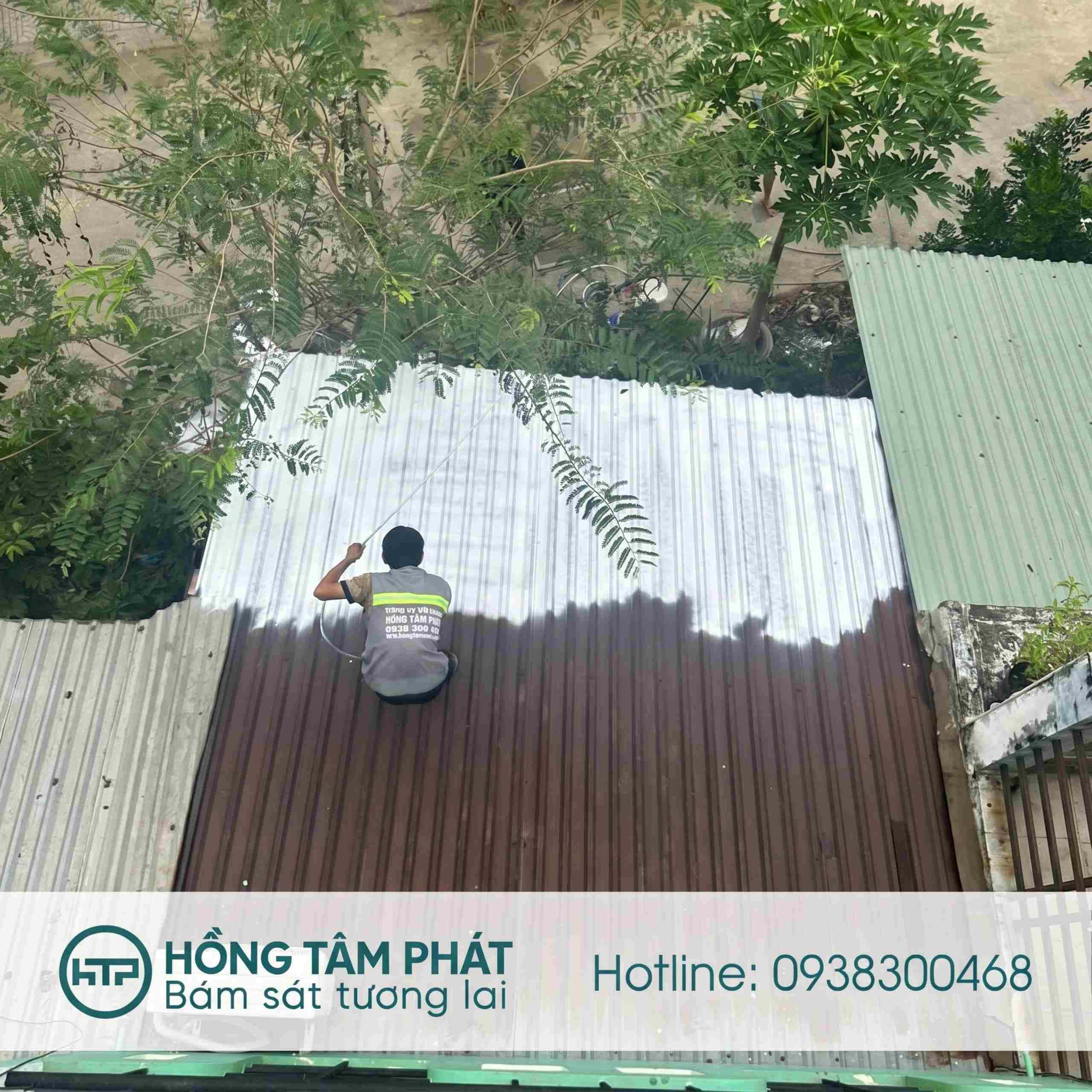 Thợ tiến hành thi công sơn chống nóng 2 lớp lên bề mặt mái tôn.