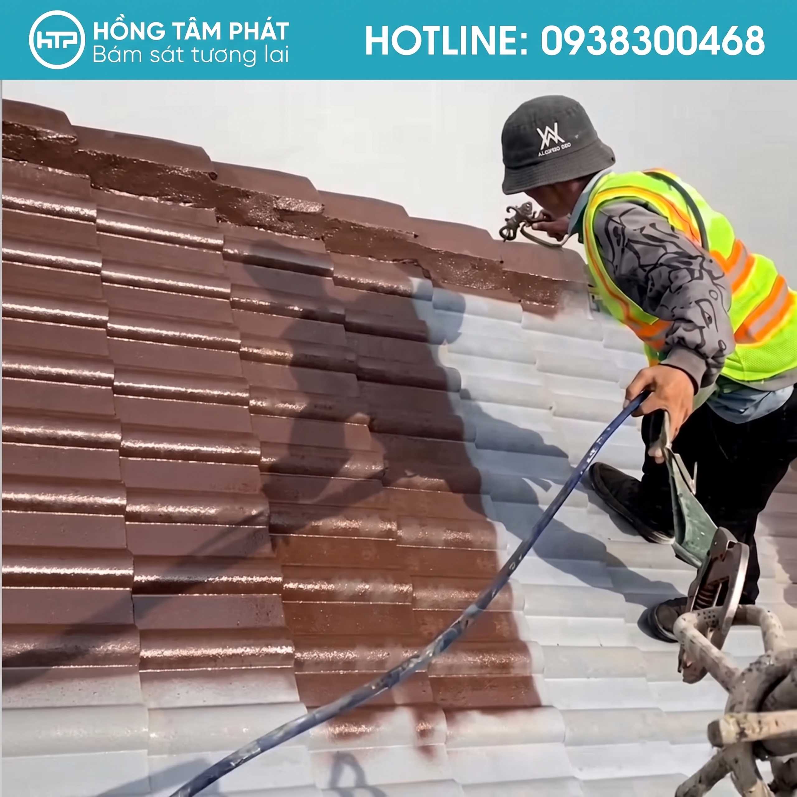 Lớp sơn hoàn thiện mang lại bề mặt mái ngói sáng bóng và mịn màng.