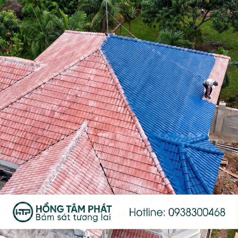 Cận cảnh phun sơn khi Thi Công Sơn Mái Ngói Tại Bình Dương cho mái ngói màu xanh.