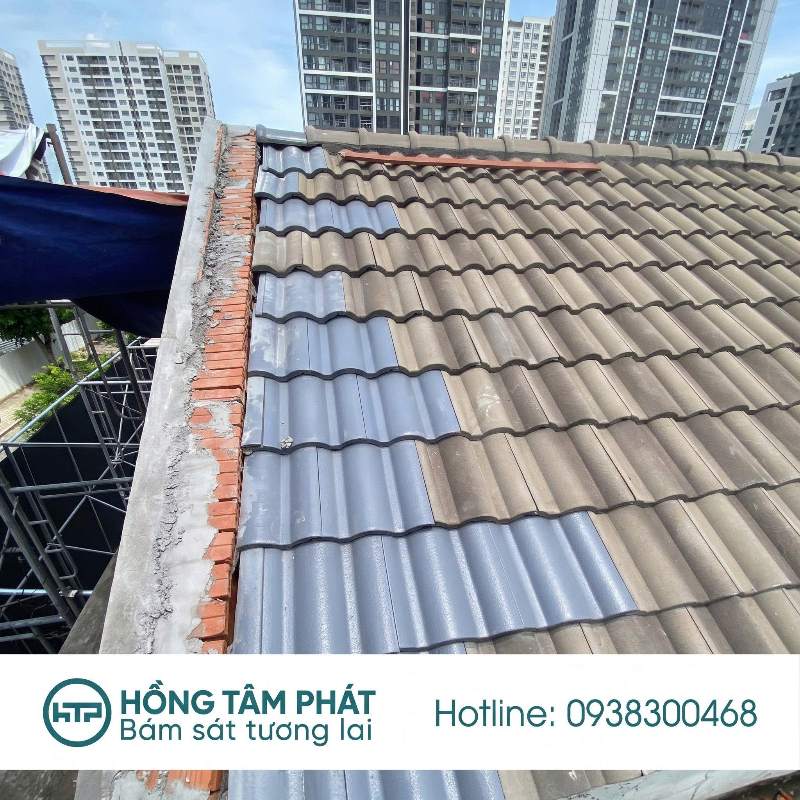 Đội ngũ thợ đang Thi Công Sơn Mái Ngói Tại Tiền Giang đạt chuẩn chất lượng cao.