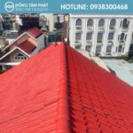 Việc sơn phục hồi màu đỏ mang lại nét đẹp truyền thống cho căn nhà.
