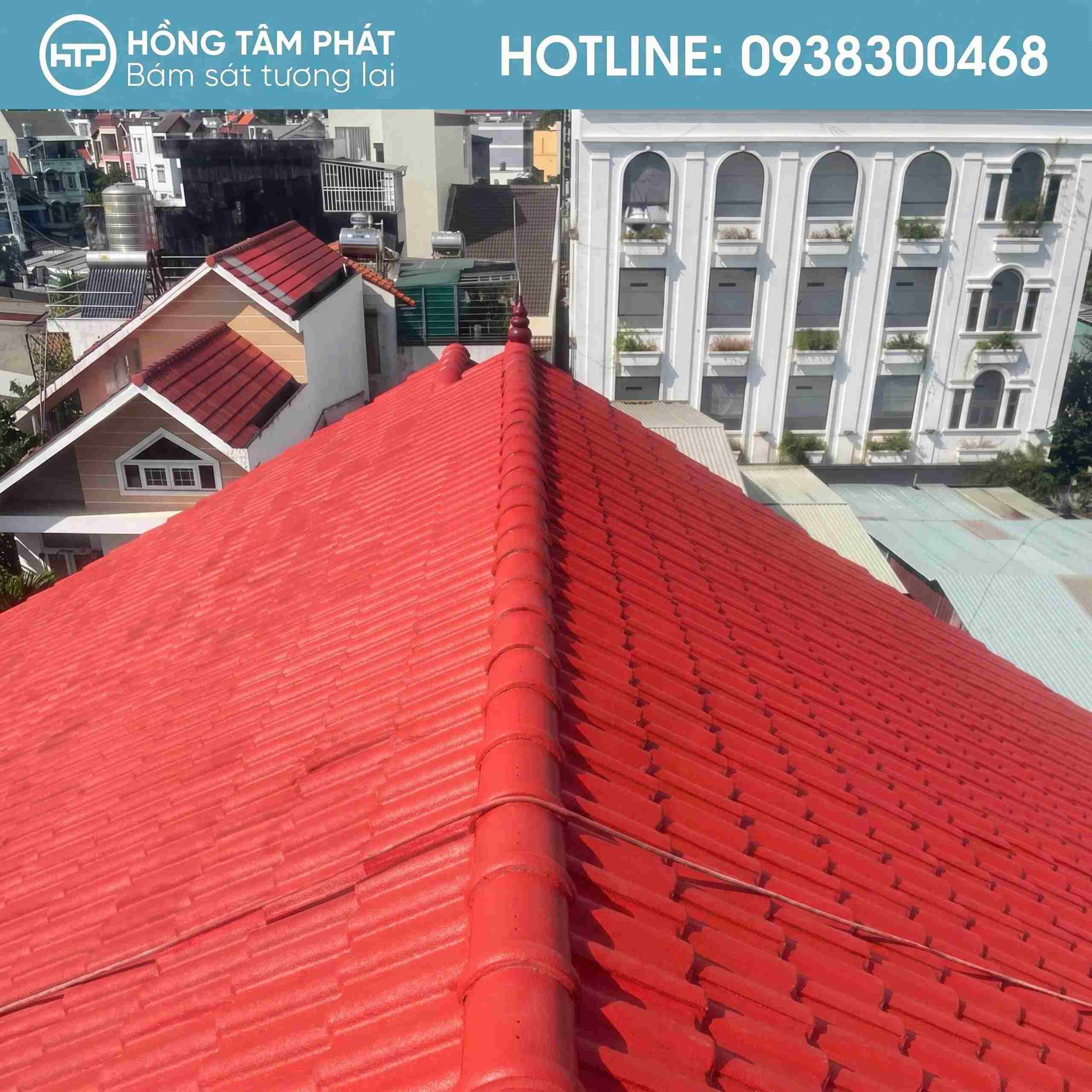 Việc sơn phục hồi màu đỏ mang lại nét đẹp truyền thống cho căn nhà.