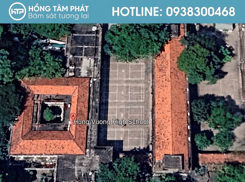 Vệt màu đỏ gạch của công ty mái ngói hiện rõ qua ảnh chụp vệ tinh cũ.