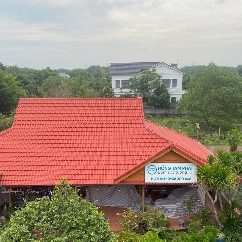 Lớp sơn bóng bẩy bảo vệ ngôi nhà sau Thi Công Sơn Mái Ngói Tại Long An xong.