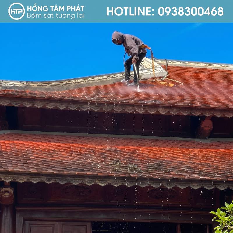 Dịch vụ chuyên vệ sinh và sơn mái ngói nhà thờ uy tín nhất.