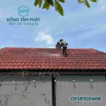 Bước vệ sinh mái ngói giúp màng sơn bám dính chắc chắn trên bề mặt.