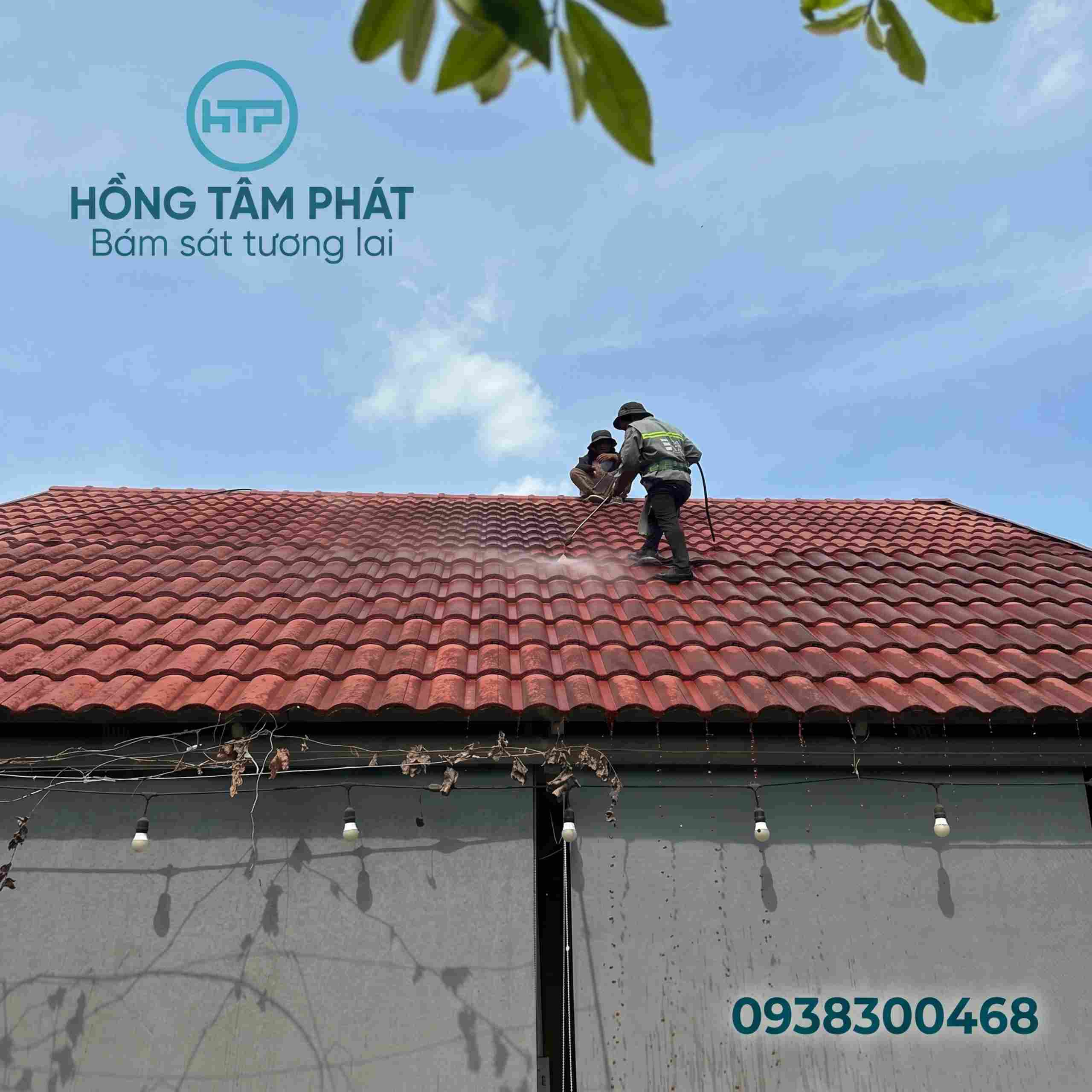 Bước vệ sinh mái ngói giúp màng sơn bám dính chắc chắn trên bề mặt.