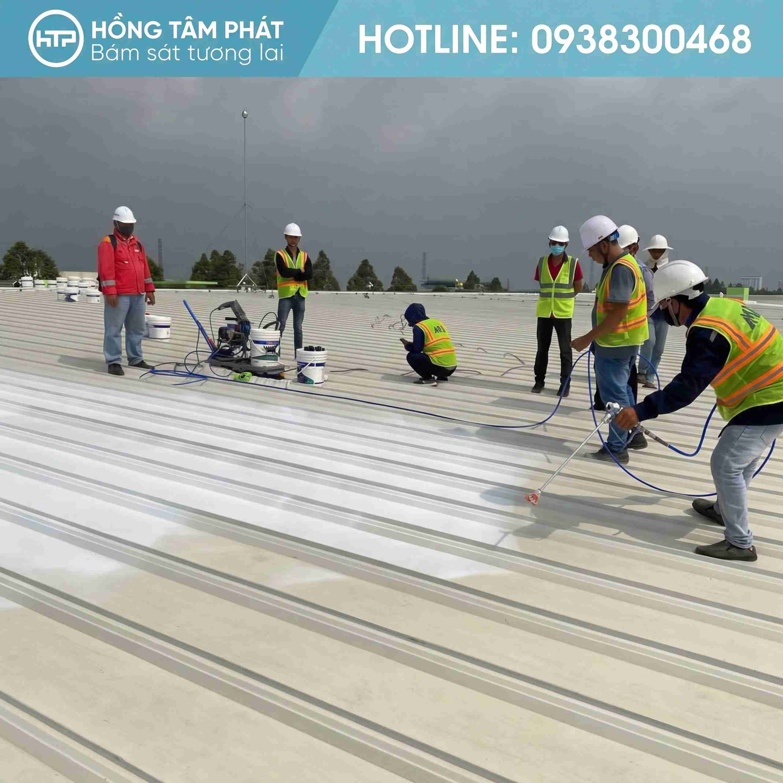 Thợ HTP đang sơn Terraco Flexicoat Thermo lên mái tôn nhà xưởng phun đều theo chiều dọc sóng tôn, dây bảo hiểm đầy đủ