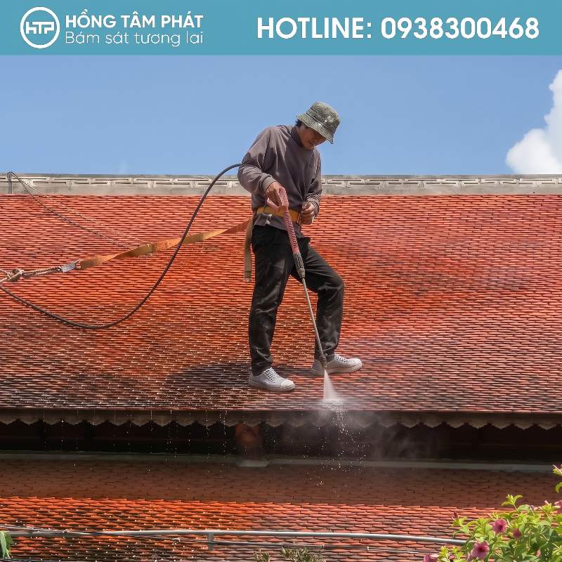 Quy trình chuẩn vệ sinh và sơn mái ngói nhà thờ luôn bền đẹp.