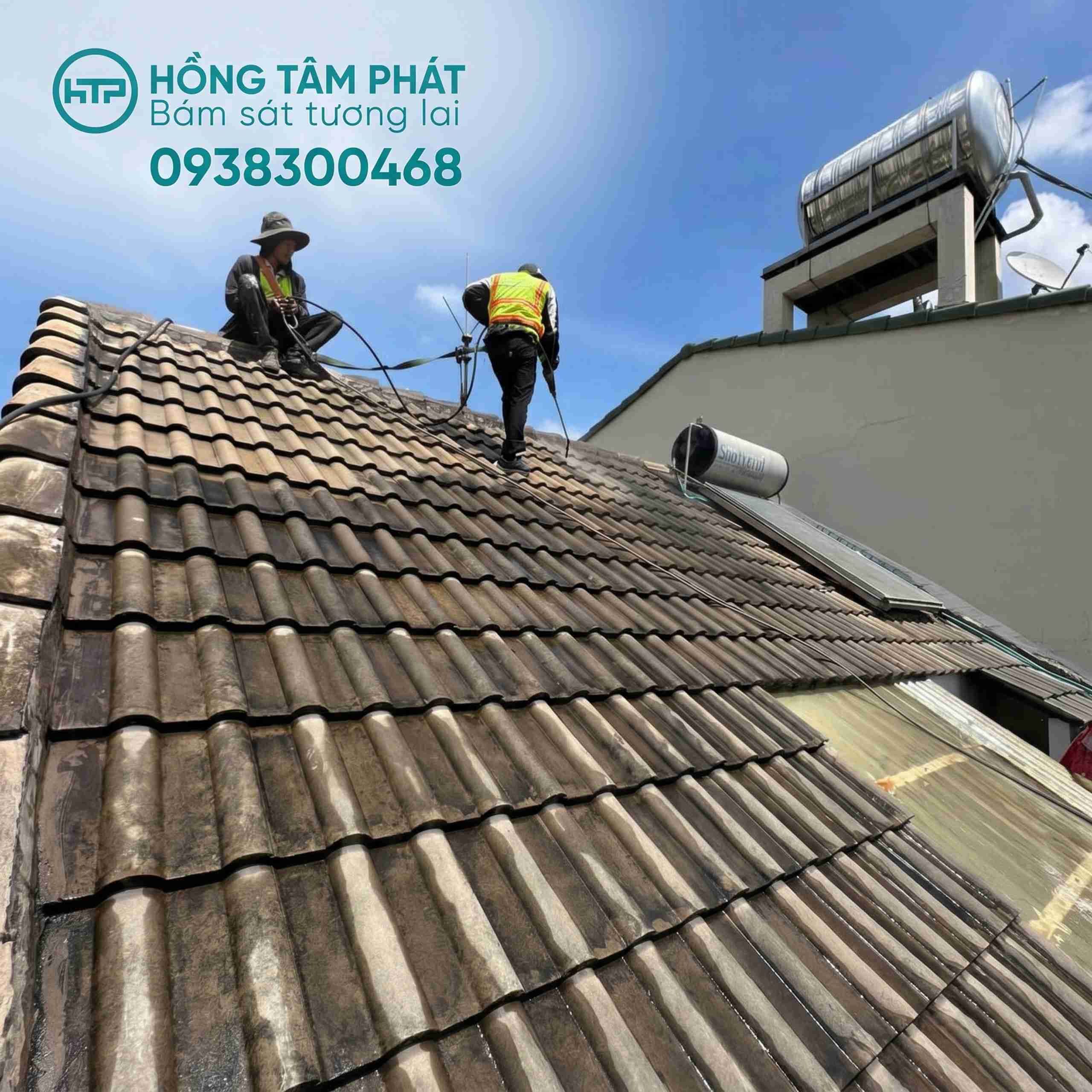 Thợ thi công sơn mái ngói biệt thự quận 2 làm việc rất chuyên nghiệp.