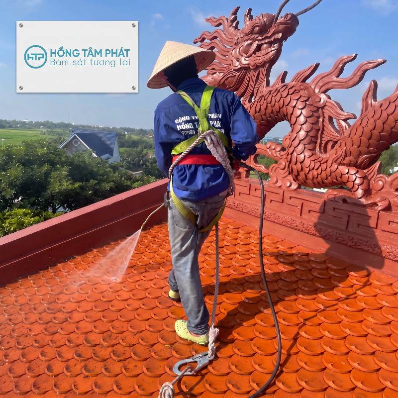 Quy trình chuẩn vệ sinh và sơn mái ngói nhà chùa luôn bền đẹp.
