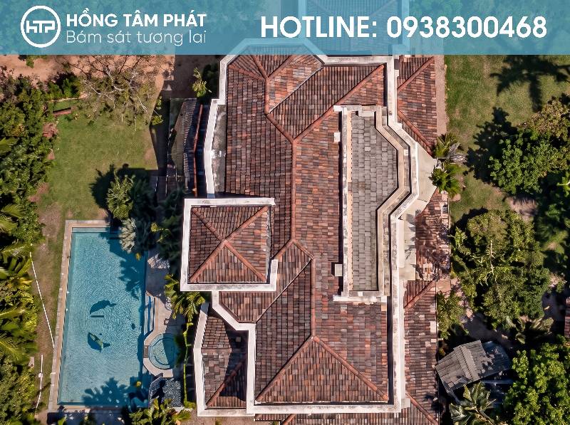 Bảo trì mái ngói trước mùa mưa sẽ ngăn chặn tình trạng dột nước.