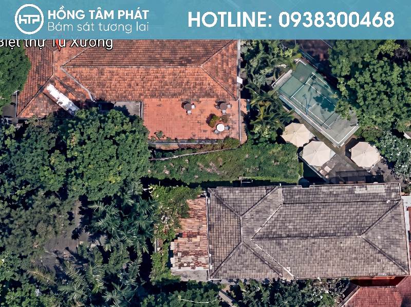 Bảo trì mái ngói bao gồm việc làm sạch rêu mốc và gia cố khung mái.