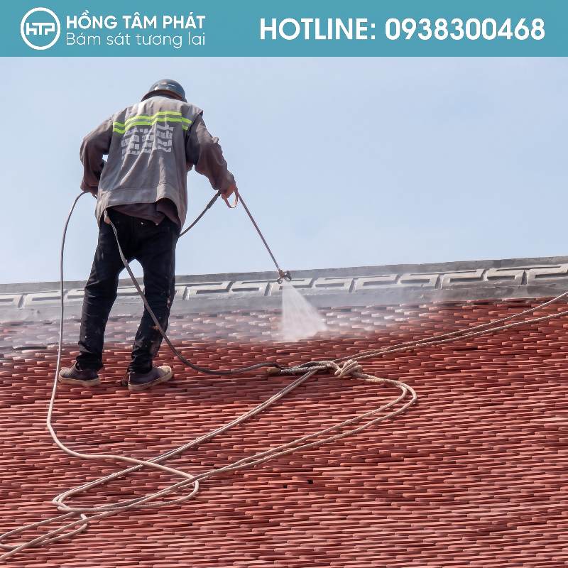 Hướng dẫn cách vệ sinh và sơn mái ngói nhà thờ an toàn tối ưu.