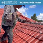 Đội thợ bắt đầu vệ sinh mái ngói để loại bỏ hết bụi bẩn và rêu mốc.