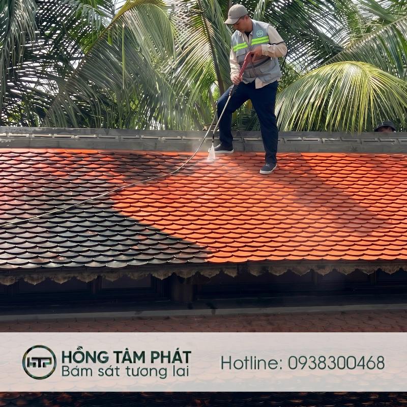 Đội ngũ thợ đang Thi Công Sơn Mái Ngói Tại Tây Ninh đạt chuẩn chất lượng cao.