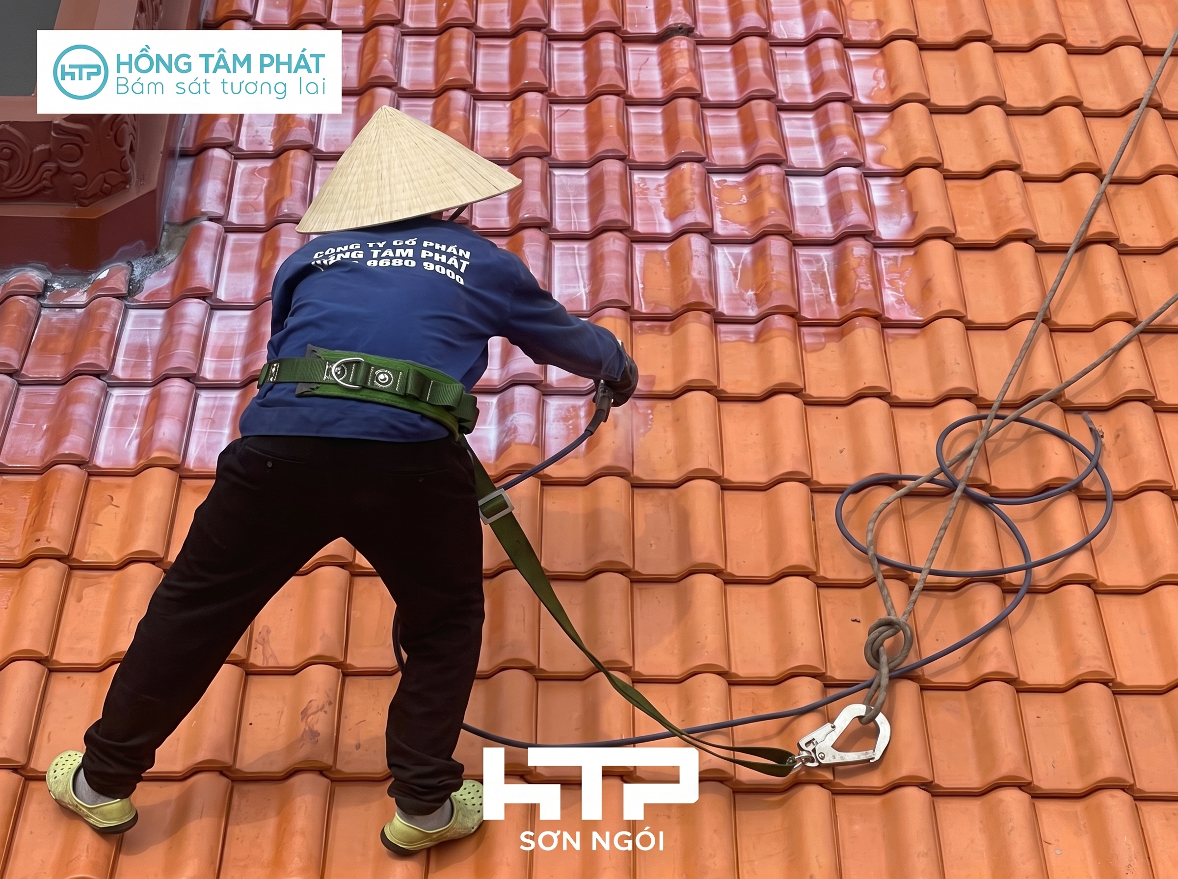 Chuyên gia khuyên dùng vật liệu sơn cho mái ngói để ngăn ngừa rêu mốc.