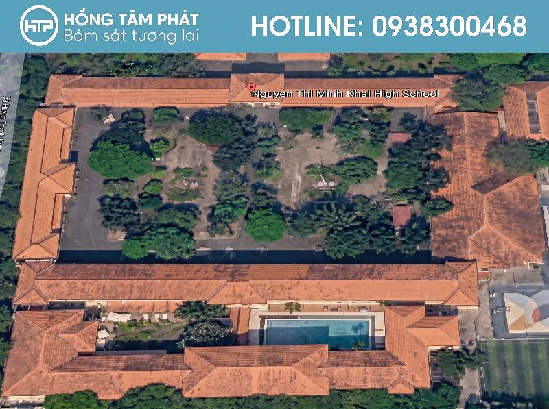 Phục hồi mái ngói bao gồm công đoạn dọn rêu mốc và sơn lại màu ngói.
