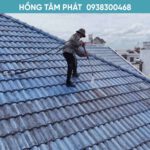 Vệ sinh bụi bẩn, rong rêu cho sạch bằng áp lực nước các vị trí còn lại