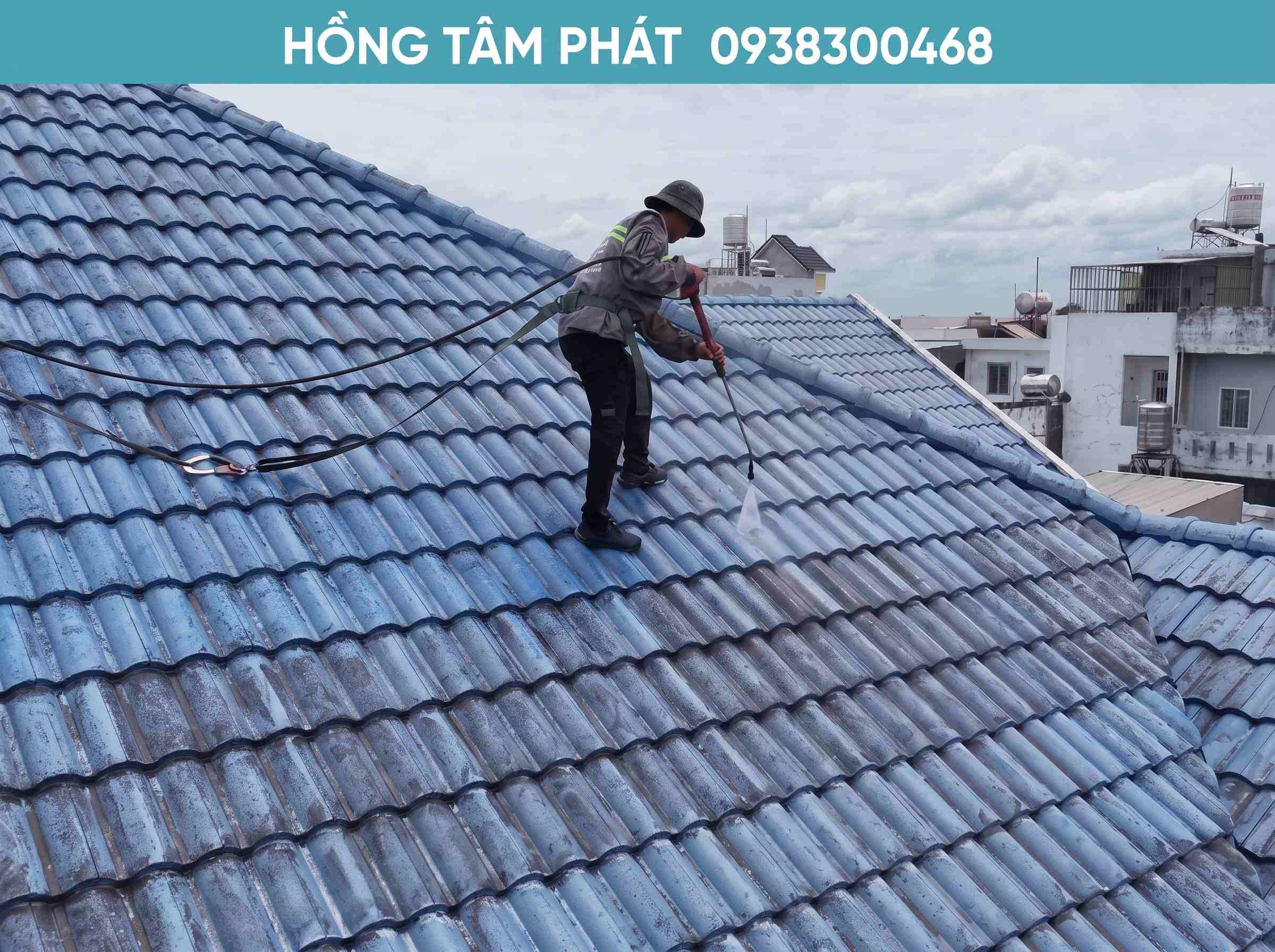 Vệ sinh bụi bẩn, rong rêu cho sạch bằng áp lực nước các vị trí còn lại