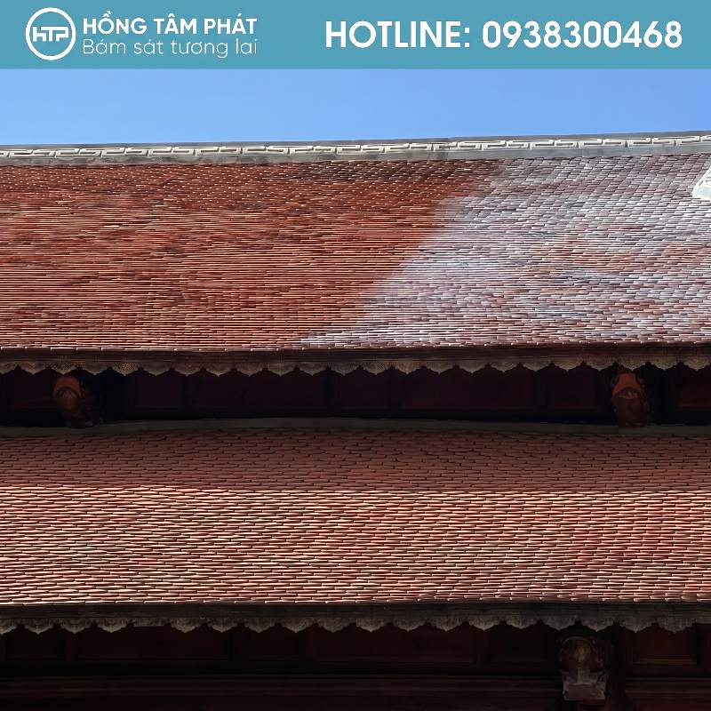 Hãy để HTP giúp bạn vệ sinh và sơn mái ngói nhà thờ sạch đẹp.