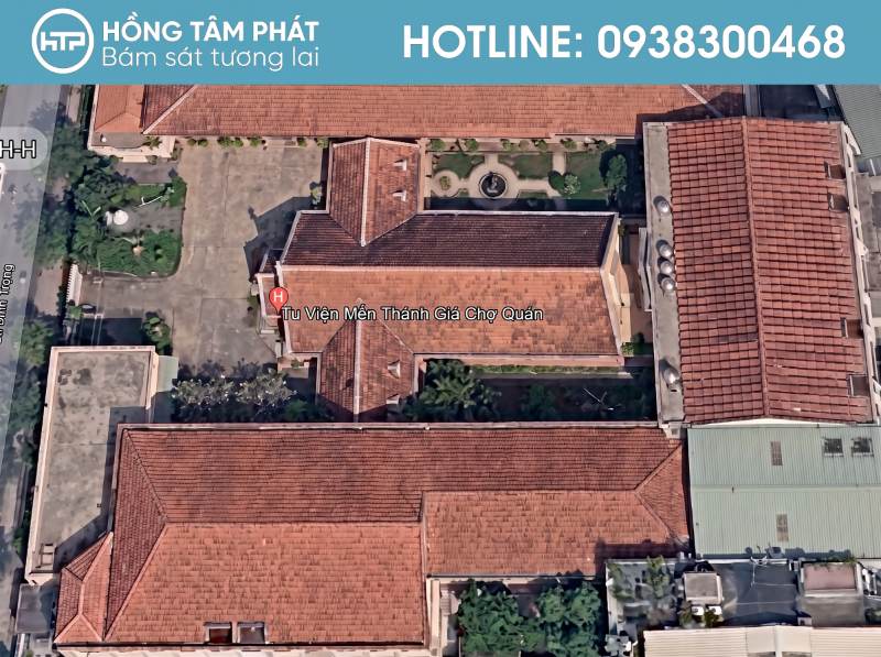 Mái ngói gần nhà rực đỏ dưới ánh nắng chói chang của buổi trưa.