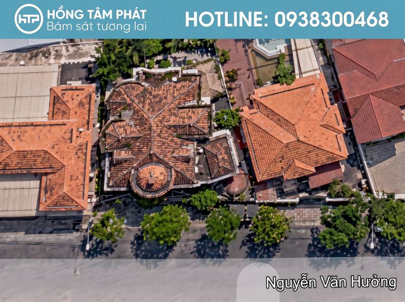 Rêu xanh phủ đầy trên nền gạch của các mái ngói gần nhà cổ kính.