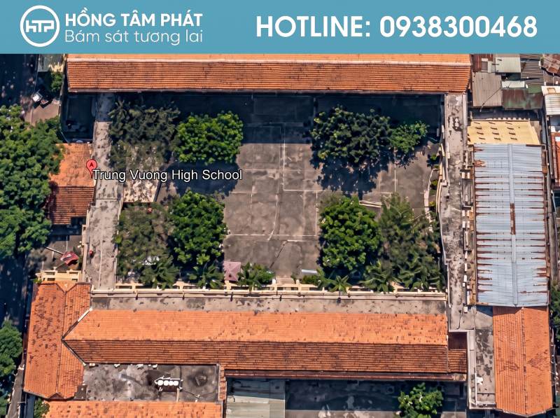 Căn xưởng lợp mái ngói gần nhà tôi đã tồn tại qua nhiều thập kỷ.