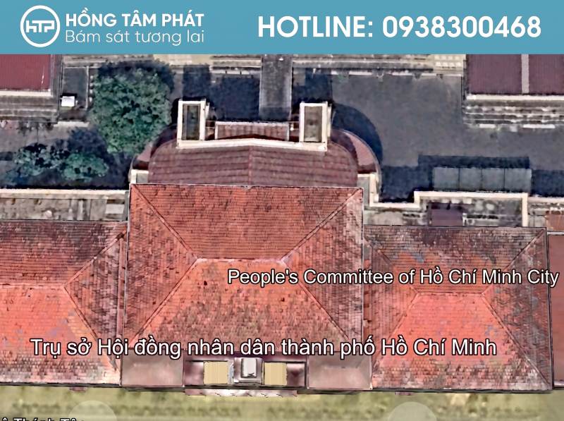 Những mái ngói gần nhà nhấp nhô tạo nên khung cảnh rất bình yên.